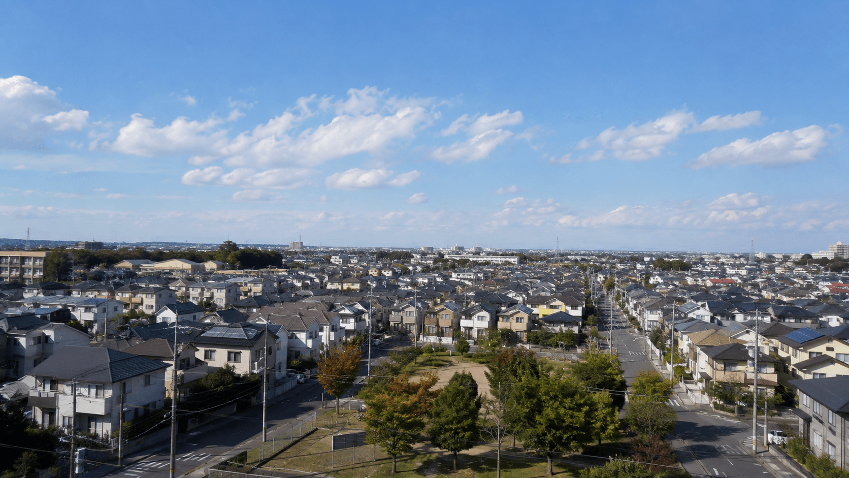 青空の下に広がる住宅街の全景