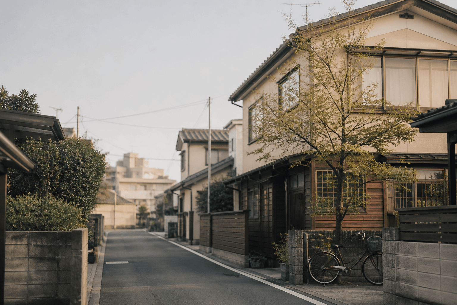 朝の光が差し込む静かな住宅街