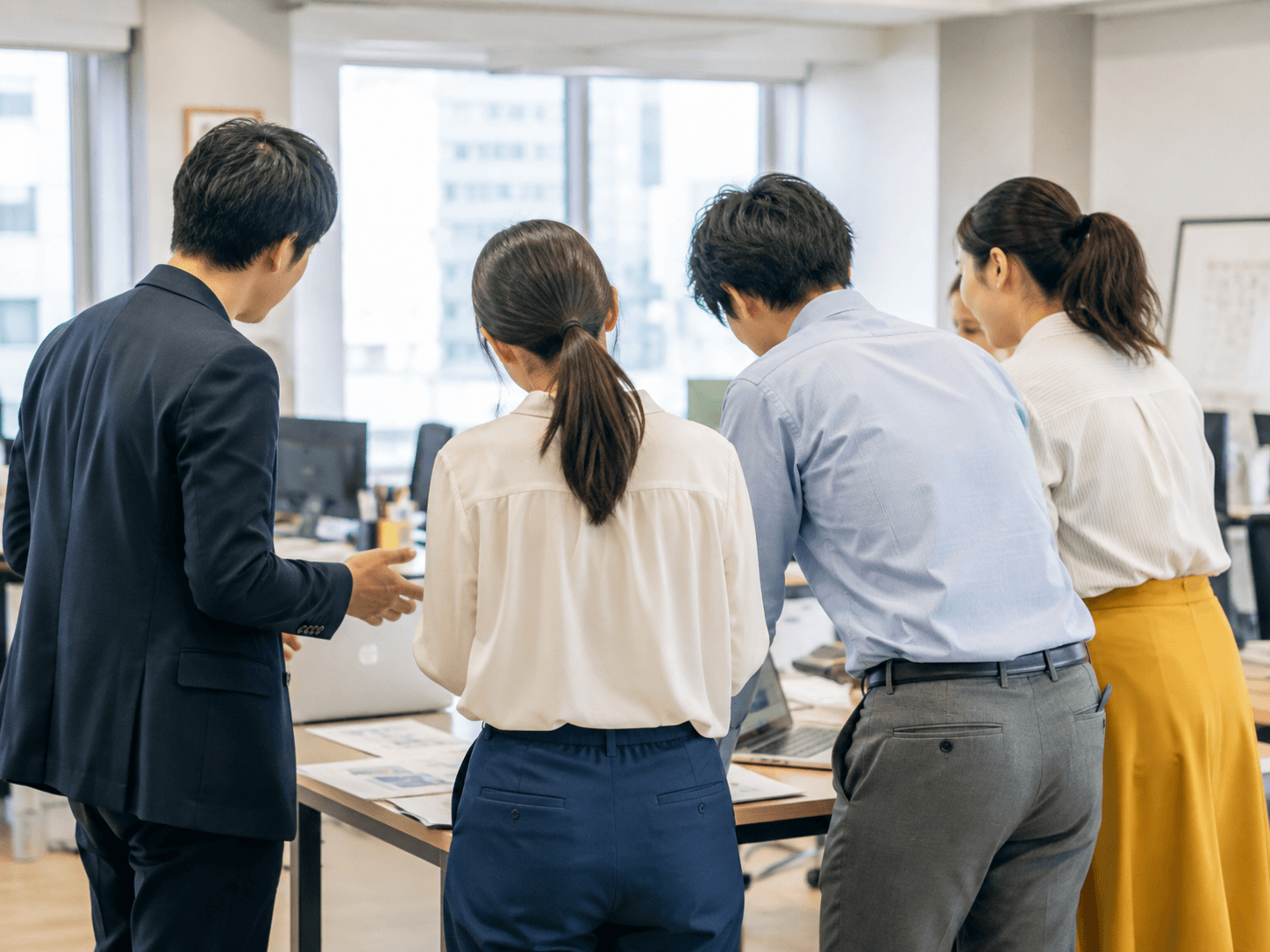 オフィスで資料を確認するビジネスチーム
